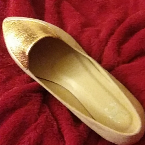 Beautiful rose gold suede flats NIB - Picture 1 of 3